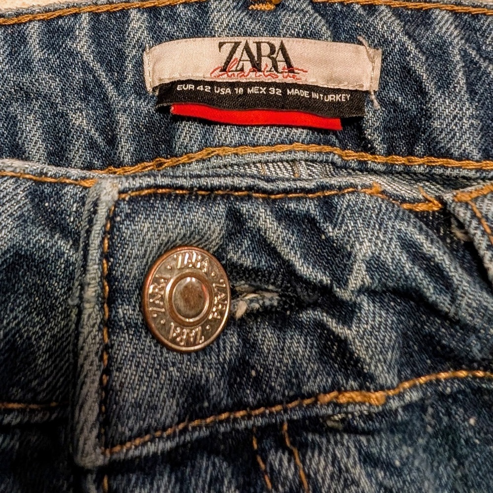 Zara women’s Hi rise wide leg jeans size 10
Slightly distressed
